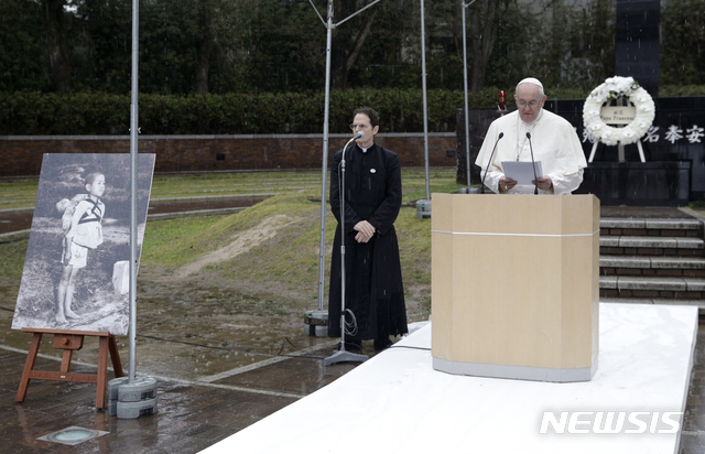 [나가사키=AP/뉴시스] 교황 프란치스코가 24일 일본 나가사키 폭심지에 세워진 공원에서 핵무기 폐기를 호소하는 연설을 하고 있다. 2019.11.24