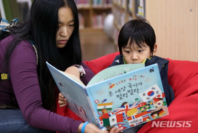 [서울=뉴시스]서울시교육청은 9일 개학이 3주 미뤄지면서 학생, 학부모를 위한 집콕 독서 등 프로그램을 마련했다. <사진은 기사와 관련이 없음> (사진=뉴시스DB). 2019.11.24. photo@newsis.com