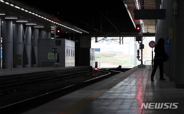 [서울=뉴시스] 고범준 기자 = 철도노조 파업 닷새째를 맞는 24일 서울 용산구 서울역에 철도 운행 신호가 켜 있다. 2019.11.24.  bjko@newsis.com