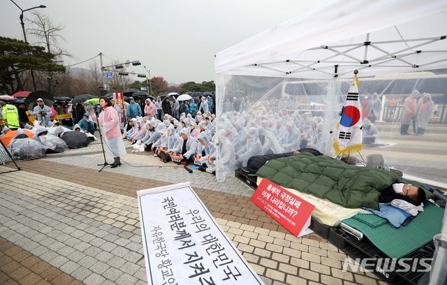 [서울=뉴시스] 고범준 기자 = 나경원 자유한국당 원내대표가 24일 오후 황교안 대표가 단식 중인 서울 청와대 분수대 앞 광장에서 열린 자유한국당 비상 의원총회에서 공수처법 반대 등을 촉구하는 발언을 하고 있다. 2019.11.24.  bjko@newsis.com