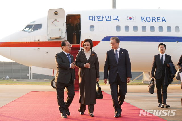 [부산=뉴시스]배훈식 기자 = 문재인 대통령과 김정숙 여사가 24일 오후 부산 김해공항에 도착, 영접을 나온 오거돈 부산시장과 대화하고 있다. (사진=청와대 제공) 2019.11.24.  photo@newsis.com 