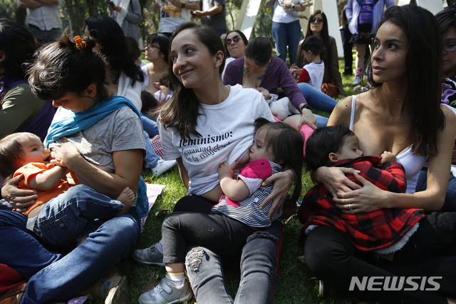 [멕시코시티=AP/뉴시스]24일(현지시간) 멕시코 수도 멕시코시티의 근대미술 박물관 앞에서 여성들이 자녀에게 모유 수유를 하며 시위하고 있다. 이 여성들은 지난주 이곳에서 한 여성이 모유 수유를 하다가 박물관 측에 의해 쫓겨난 것에 항의하며 시위하고 있다. 2019.11.25.
