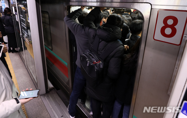 [서울=뉴시스] 지하철에 탑승하고 있는 시민들의 모습. (사진=뉴시스DB)