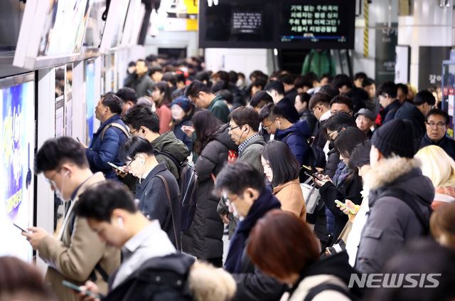 [서울=뉴시스] 지하철 플랫폼에서 시민들이 지하철을 기다리는 모습. (사진=뉴시스DB)