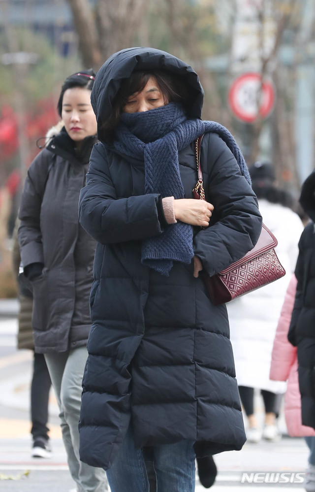 [서울=뉴시스] 박민석 수습기자 = 서울 최저기온이 영하 2도까지 떨어진 25일 오전 서울 종로구 청계천로 부근에서 한 시민이 두꺼운 외투를 입고 걷고 있다. 2019.11.25. mspark@newsis.com