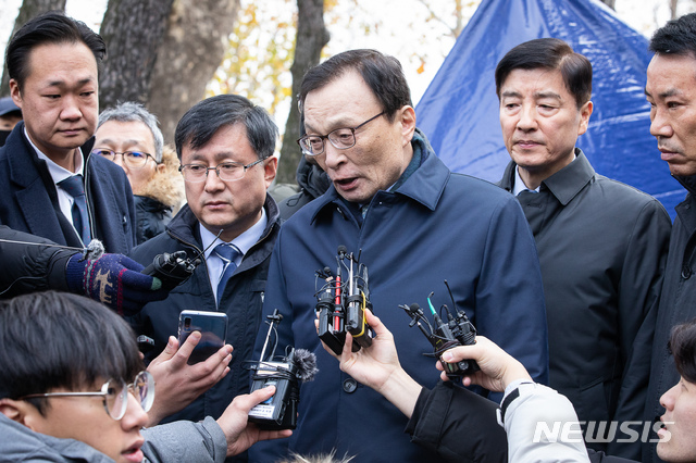 [서울=뉴시스]박주성 기자 = 이해찬 더불어민주당 대표가 25일 오전 서울 청와대 분수대 앞에서 엿새째 단식농성을 이어가고 있는 황교안 자유한국당 대표를 만난 후 취재진과 이야기를 나누고 있다. 2019.11.25. photo@newsis.com