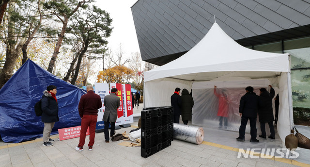 [서울=뉴시스]박주성 기자 =황교안 자유한국당 대표가 엿새째 청와대 앞에서 단식농성 중인 가운데 25일 오전 서울 청와대 분수대 앞에서 자유한국당 당직자들이 새 천막을 치고 있다. 2019.11.25. park7691@newsis.com