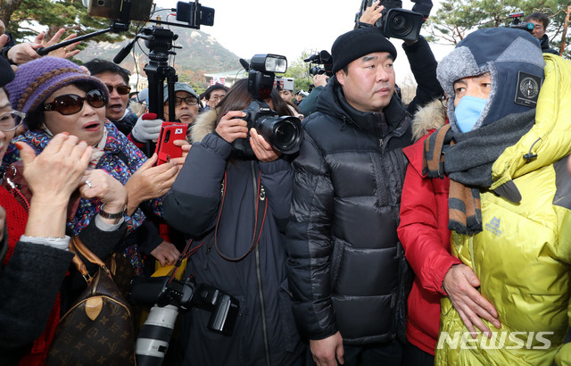 [서울=뉴시스]박주성 기자 = 엿새째 청와대 앞에서 단식농성 중인 황교안 자유한국당 대표가 25일 오후 서울 청와대 분수대 앞 새 단식농성 천막으로 이동 중 지지자들에게 인사를 하고 있다. 2019.11.25.  park7691@newsis.com