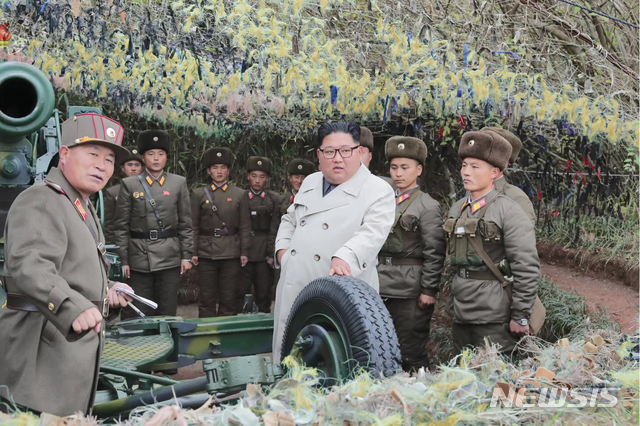 [서울=뉴시스]조선중앙TV는 김정은 국무위원장이 서부전선에 위치한 창린도방어대를 시찰했다고 25일 보도했다. (사진=조선중앙TV 영상 캡처) 2019.11.25. photo@newsis.com