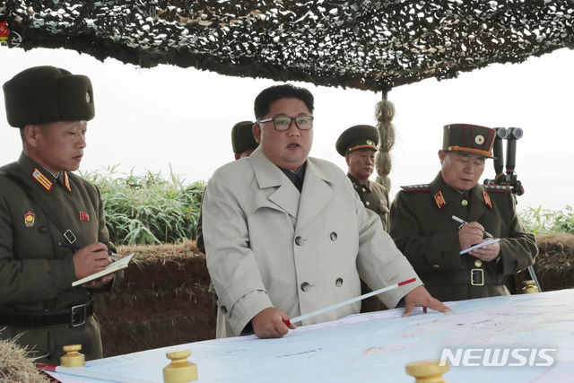 [서울=뉴시스]조선중앙TV는 김정은 국무위원장이 서부전선에 위치한 창린도방어대를 시찰했다고 25일 보도했다. (사진=조선중앙TV 영상 캡처) 2019.11.25. photo@newsis.com