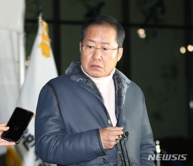 [서울=뉴시스] 전진환 기자 = 홍준표 전 자유한국당 대표가 25일 오후 서울 종로구 청와대 앞 분수대에서 공직선거법 개정안과 고위공직자범죄수사처 설치법 강행 처리 포기를 요구하며 엿새째 단식 중인 황교안 자유한국당 대표를 찾아 면담을 마치고 기자들과 인터뷰하고 있다. 2019.11.25.  amin2@newsis.com