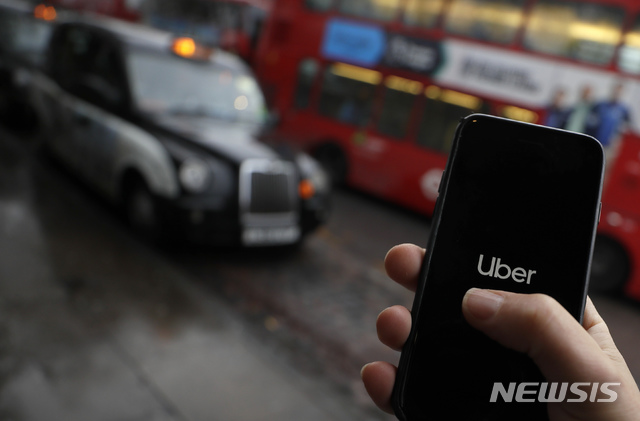[런던=AP/뉴시스]11월25일(현지시간) 영국 런던에서 한 사용자가 차량 호출 서비스 우버 애플리케이션(앱)을 실행 중인 모습. 2019.12.06. 