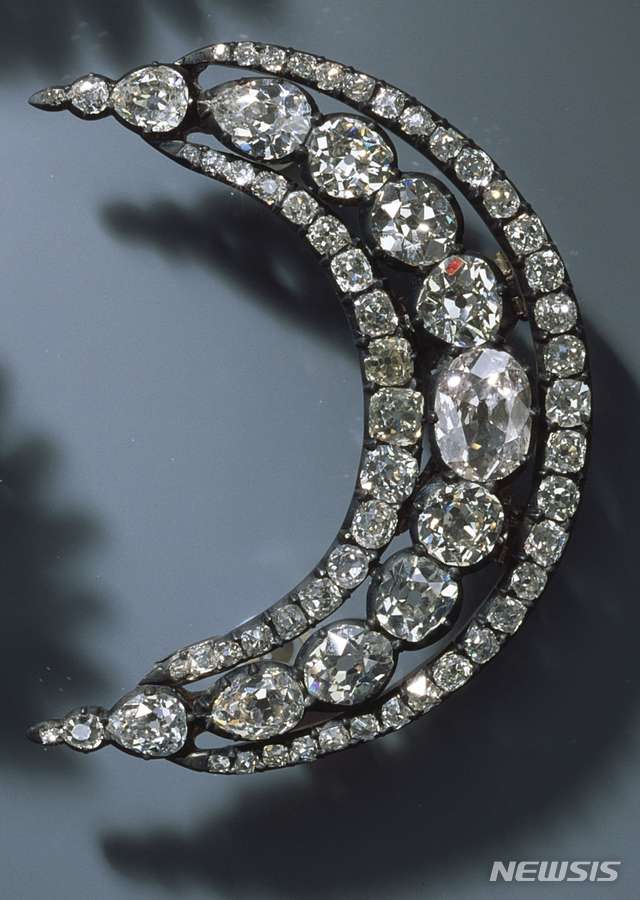 [ 드레스덴=AP/뉴시스]독일 경찰은 26일 드레스덴 박물관 도난품의 일부를 공개했다. 사진은 25일 드레스덴 박물관에서 도난 당한 다이아몬드 머리 장신구. 2019.11.27