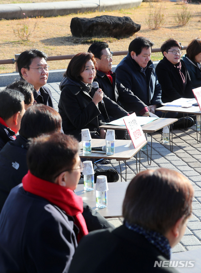 [서울=뉴시스]박주성 기자 = 황교안 자유한국당 대표가 7일째 단식농성을 이어가고 있는 가운데 26일 오전 서울 청와대 분수대 앞에서 나경원 자유한국당 원내대표와 원내지도부가 원내대책회의를 하고 있다. 2019.11.26.  park7691@newsis.com