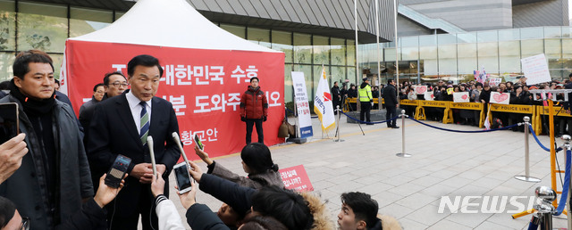 [서울=뉴시스]박주성 기자 = 손학규 바른미래당 대표가 26일 오후 서울 청와대 분수대 앞에서 7일째 단식농성을 이어가고 있는 황교안 자유한국당 대표 방문을 마친 후 취재진 질문에 답하는 도중 우측에 있는 황교안 대표 지지자들이 공수처법 반대를 외치고 있다. 2019.11.26.  park7691@newsis.com