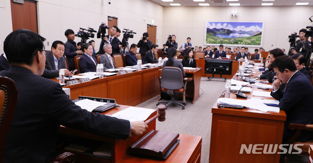 [서울=뉴시스]김명원 기자 = 윤상현 외교통일위원회 위원장이 26일 오후 서울 여의도 국회 외교통일위원회에서 열린 전체회의에 참석해 법안 관련 의결을 하고 있다. 2019.11.26. kmx1105@newsis.com