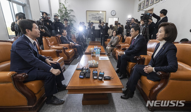 [서울=뉴시스]이종철 기자 = 이인영(왼쪽) 더불어민주당 원내대표와 나경원 자유한국당 원내대표, 오신환 바른미래당 원내대표가 26일 오후 서울 여의도 국회 운영위원장실에서 패스트트랙 법안 처리와 관련해 회동을 하고 있다. 2019.11.26.  photo@newsis.com