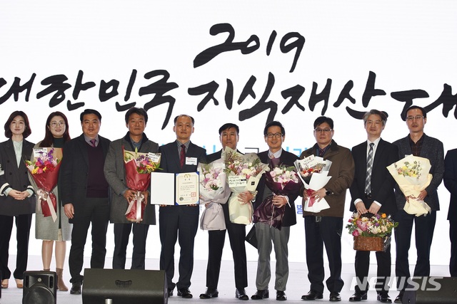 [대전=뉴시스]27일 서울 코엑스에서 열린 '2019 대한민국 발명특허대전'에서 ㈜일신오트클레이브(왼쪽에서 다섯번째)가 대통령상을 받고 있다.