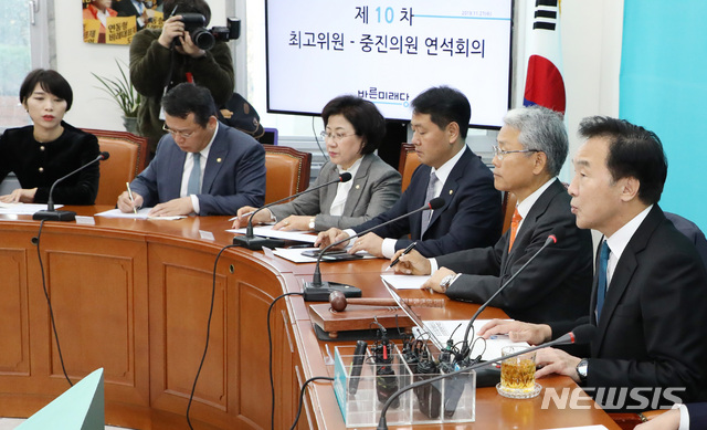 [서울=뉴시스] 이종철 기자 = 손학규 바른미래당 대표가 27일 오전 서울 여의도 국회에서 열린 최고위원회의 및 중진의원 연석회의에서 모두발언을 하고 있다. 2019.11.27. jc4321@newsis.com