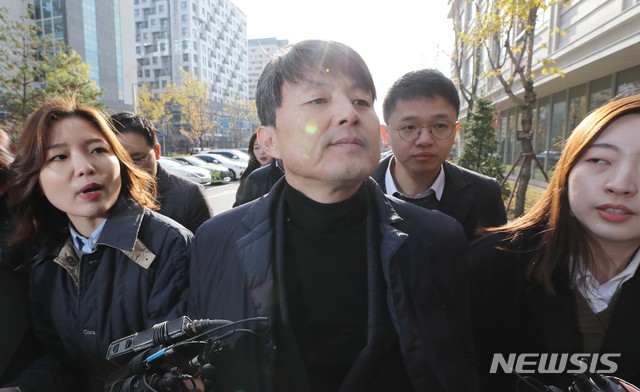 [서울=뉴시스]이영환 기자 = 금융위원회 재직 당시 업체들로부터 뇌물 등을 받고 편의를 봐줬다는 의혹을 받는 유재수 전 부산시 경제부시장이 27일 서울 송파구 서울동부지법으로 영장실질심사를 받기 위해 출석하고 있다. 2019.11.27.  photo@newsis.com 