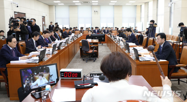 [서울=뉴시스]김명원 기자 = 전혜숙 행정안전위원회 위원장이 27일 오전 서울 여의도 국회 행정안전위원회에서 '민식이법'으로 불리는 어린이 교통안전 강화 법안 등 상정법안들을 처리하고 있다. 2019.11.27. kmx1105@newsis.com