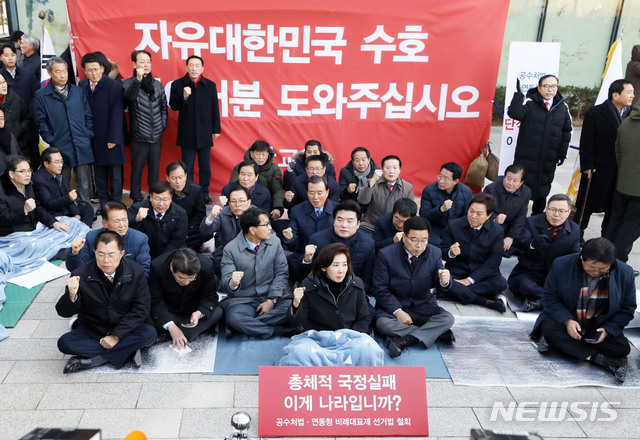 [서울=뉴시스] 고범준 기자 = 나경원 자유한국당 원내대표를 비롯한 참석 의원들이 27일 오후 서울 청와대 분수대 앞 광장 단식농성 천막에서 8일째 단식중인 황교안 자유한국당 대표를 만난 뒤 취재진 앞에서 공수처 반대 구호를 외치고 있다. 2019.11.27.  bjko@newsis.com