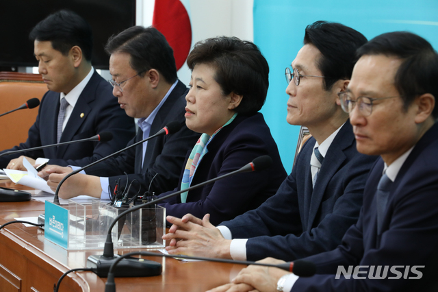 [서울=뉴시스]김명원 기자 = 김관영 바른미래당 의원(왼쪽부터)·유성엽 대안신당 창당준비위원장·조배숙 민주평화당 원내대표·윤소하 정의당 원내대표·홍영표 더불어민주당 의원이 27일 오후 서울 여의도 국회 바른미래당 회의실에서 여야 4+1 회의를 갖고 있다. 2019.11.27. kmx1105@newsis.com