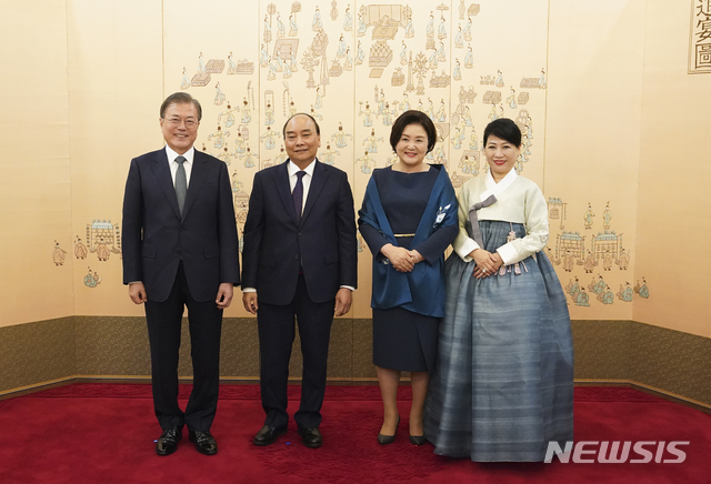 [서울=뉴시스]문재인 대통령과 김정숙 여사가 27일 오후 청와대에서 열린 베트남 총리 공식만찬에 앞서 응우옌 쑤언 푹 베트남 총리 내외와 기념촬영을 하고 있다. 왼쪽부터 문재인 대통령, 응우옌 쑤언 푹 베트남 총리, 김정숙 여사, 쩐 으우엣 투 베트남 총리 부인. (사진=청와대 제공) 2019.11.27.  photo@newsis.com