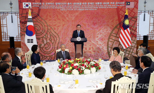 [서울=뉴시스]박영태 기자 = 문재인 대통령이 28일 청와대 본관에서 열린 마하티르 빈 모하마드 말레이시아 총리와의 공식 오찬 환영식에 참석해 환영사를 하고 있다. 2019.11.28. since1999@newsis.com