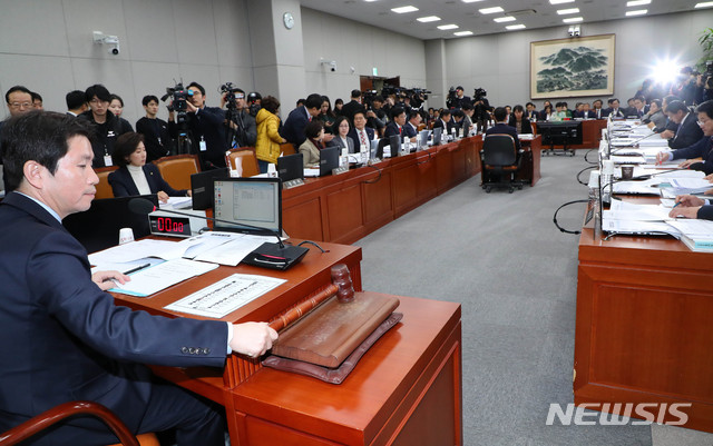 [서울=뉴시스] 장세영 기자 = 이인영 국회운영위원회 위원장이 28일 오후 서울 여의도 국회 에서 열린 국회 운영위원회 전체회의에 참석해 의사봉을 두드리고 있다. 2019.11.28.  photothink@newsis.com