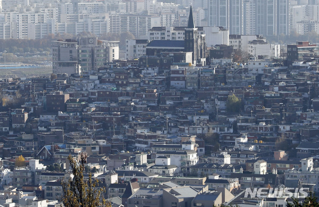 [서울=뉴시스]최동준 기자 = 수주 과열 경쟁 논란을 빚은 한남3구역 재개발사업 조합이 28일 정기총회를 개최했다. 총회 결과에 따라 향우 시공사 선정 방식이 판가름 날 전망이다. 사진은 이날 서울 용산구 한남3구역 일대 모습. 2019.11.28.  photocdj@newsis.com