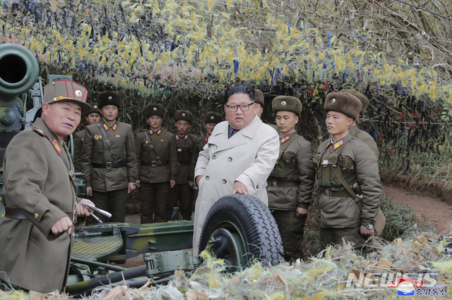 [창린도(북한)=뉴시스]조선중앙TV는 촬영 날짜 미상의 사진을 공개하면서 김정은 북한 국무위원장이 서부전선의 창린도 방어대를 현지 지도했다고 25일 보도했다. 합동참모본부는 28일 북한이 미상 발사체 2발을 발사했다고 밝혔다. 북한의 이번 발사체 발사는 지난달 31일 이후 28일 만이고 지난 23일 연평도 포격 9주기에 맞춰 해안포 사격을 한 뒤로는 5일 만이다. 2019.11.28.