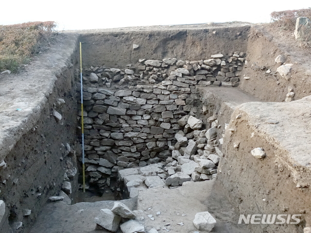 [오산=뉴시스] 사적 제140호 오산 독산성과 세마대지 학술발굴조사에서 삼국시대 성곽이 최초로 확인됐다. (사진 = 오산시 제공)