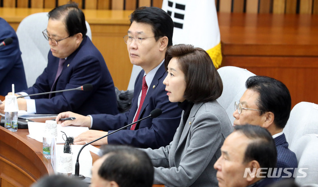 [서울=뉴시스] 이종철 기자 = 나경원 자유한국당 원내대표가 29일 오전 서울 여의도 국회에서 열린 원내대책회의에서 모두발언을 하고 있다. 2019.11.29.jc4321@newsis.com