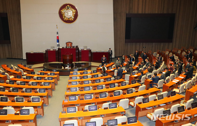 [서울=뉴시스] 장세영 기자 = 나경원 자유한국당 원내대표가 29일 오후 서울 여의도 국회 본회의장에서 자유한국당 의원들을 모아 놓고 3당 원내대표 회의 결과를 보고하고 있다. 2019.11.29.  photothink@newsis.com