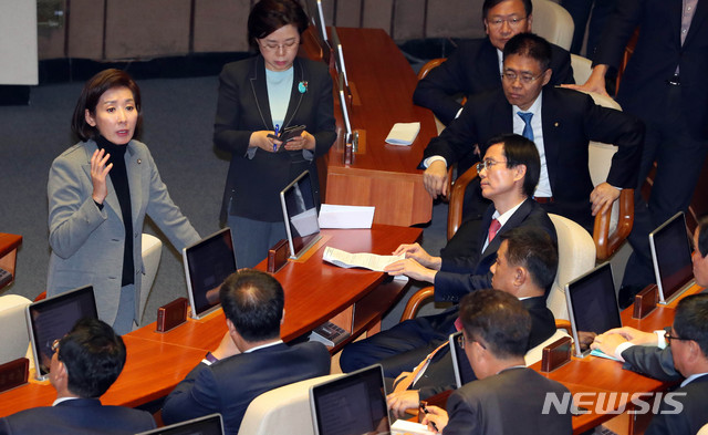 [서울=뉴시스] 장세영 기자 = 나경원 자유한국당 원내대표가 29일 오후 서울 여의도 국회 본회의장에서 자유한국당 의원들을 모아 놓고 3당 원내대표 회의 결과를 보고하고 있다. 2019.11.29.  photothink@newsis.com