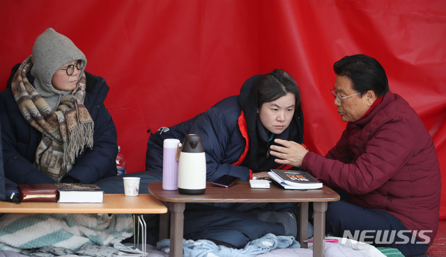 [서울=뉴시스] 김진아 기자 = 자유한국당 박맹우(오른쪽) 사무총장이 30일 서울 청와대 분수대 앞에서 황교안 대표를 이어 단식을 하고 있는 정미경(왼쪽), 신보라 최고위원을 찾아 단식을 중단할 것을 요구하고 있다. 2019.11.30. bluesoda@newsis.com