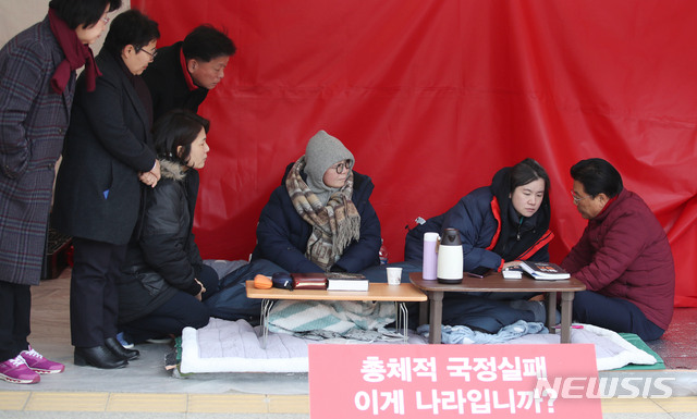 [서울=뉴시스] 김진아 기자 = 자유한국당 박맹우(오른쪽) 사무총장, 김명연 수석 대변인을 비롯한 지도부가 30일 서울 청와대 분수대 앞에서 황교안 대표를 이어 단식을 하고 있는 정미경(오른쪽 세번째), 신보라(오른쪽 두번째) 최고위원을 찾아 단식을 중단할 것을 요구하고 있다. 2019.11.30.  bluesoda@newsis.com