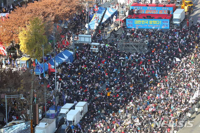 [서울=뉴시스]전신 기자 = 범국민투쟁본부 등 보수단체 회원들이 30일 서울 세종대로 일대에서 문재인 대통령 퇴진을 촉구하는 집회를 하고 있다. 2019.11.30. photo1006@newsis.com