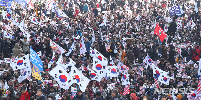 [서울=뉴시스]전신 기자 = 범국민투쟁본부 등 보수단체 회원들이 30일 서울 세종대로 일대에서 문재인 대통령 퇴진을 촉구하는 집회를 하고 있다. 2019.11.30. photo1006@newsis.com