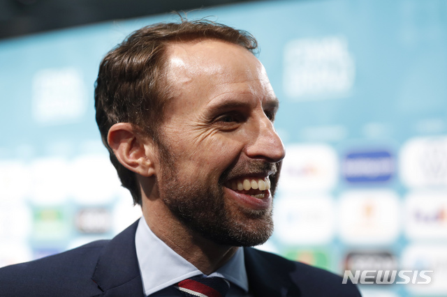 [부카레슈티=AP/뉴시스] 가레스 사우스게이트 잉글랜드 대표팀 감독이 지난 2019년 12월 1일 루마니아 부카레슈티에서 열린 UEFA 유로2020 조추첨식을 마친 뒤 기자들과 얘기하며 환하게 웃고 있다. 2022.01.19.