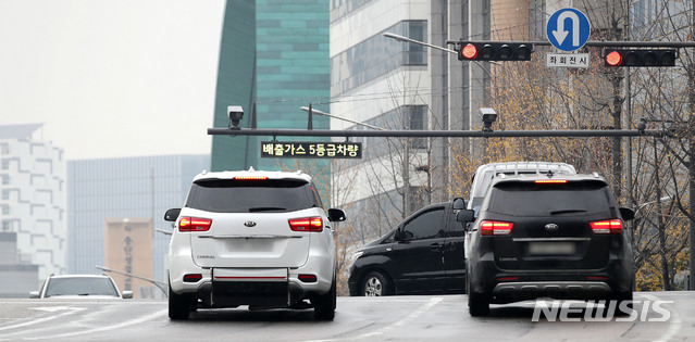 [서울=뉴시스]김선웅 기자 = 서울 사대문안 '녹색교통지역(한양도성 내 16.7㎢)' 배출가스 5등급 차량 운행제한이 시작된 1일 서울 중구의 한 도로에 단속 카메라가 설치돼있다.  녹색교통지역은 종로구 8개동과 중구 7개동이 포함되며 이날부터 저공해 조치를 하지 않은 전국의 모든 5등급 차량이 녹색교통지역에 진입하면 과태료 25만원(1일 1회)이 부과된다. 단속 시간은 매일 오전 6시부터 오후 9시까지다. 2019.12.01.  mangusta@newsis.com