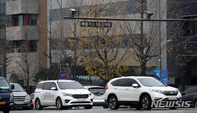 [서울=뉴시스] 서울 중구의 한 도로에 배출가스 5등급 차량 운행제한 단속 카메라가 설치돼 있다. (사진=뉴시스 DB). photo@newsis.com