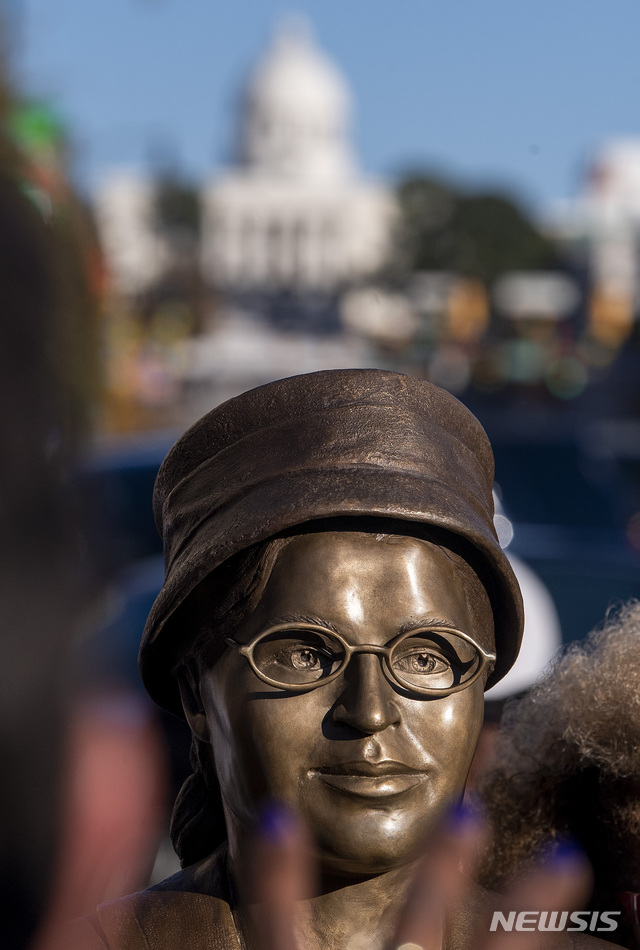 [몽고메리=AP/뉴시스]1일(현지시간) 미 시민운동가 로사 파크스의 동상 제막식이 앨라배마주 몽고메리 덱스터 애비뉴에서 열려 그의 동상이 앨라배마주 의회 건물을 뒤로한 채 서 있다. 파크스는 1955년 12월 1일, 몽고메리에서 버스 탑승 중 백인 승객에게 자리를 양보하라는 버스 운전사의 지시를 거부해 경찰에 체포됐다. 이로 인해 382일 동안 몽고메리 버스 보이콧이 이어졌고 여기에 마틴 루터 킹 목사가 참여하면서 아프리카계 미국인의 인권과 권익을 개선하는 미국 시민권 운동의 시초가 됐다. 2019.12.02.