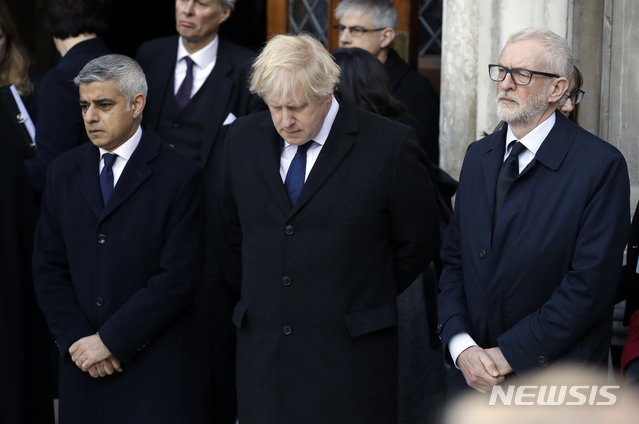 [런던=AP/뉴시스]2일(현지시간) 영국 수도 런던의 길드홀 야드에서 열린 런던브리지 흉기 테러 희생자 추모식에 사디크 칸 런던시장(맨왼쪽부터), 보리스 존슨 영국 총리, 제러미 코빈 노동당 대표가 참석했다. 2019.12.2.