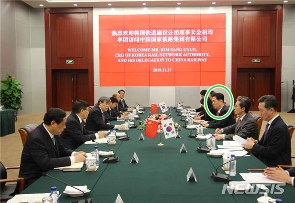 김상균 이사장(녹색 원안)이 중국 국가철도그룹 루동푸 회장과 제3국 공동진출에 대해 협의하고 있다.