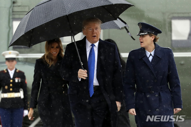 [런던= AP/뉴시스] 런던에서 열리는 나토 정상회의에 참석하기 위해 2일(현지시간) 미국 메릴랜드주의 앤드루공군기지에서 대통령 전용기를 향해 걸어가는 트럼프 대통령과 멜라니아.   