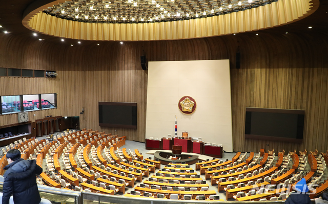 [서울=뉴시스]김명원 기자 = 여야가 패스트트랙과 필리버스터로 정면 대치하고 있는 3일 오전 서울 여의도 국회 본회의가 열리 않는 본회의장이 텅 비어있다. 2019.12.03.  kmx1105@newsis.com