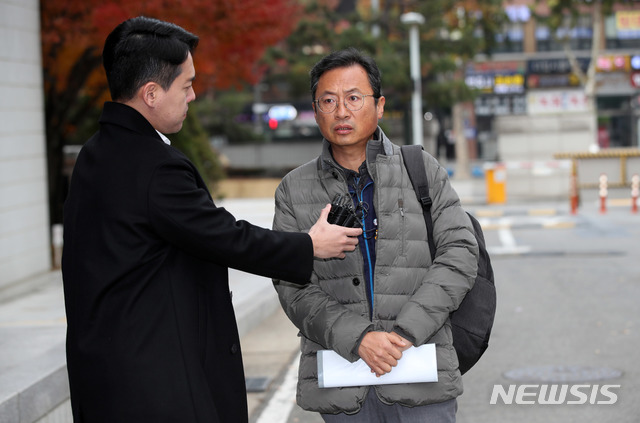 [서울=뉴시스]김선웅 기자 = 국회 앞에서 불법집회를 열어 특수공무집행방해 등 혐의로 기소된 김명환 민주노총 위원장이 3일 오후 서울 양천구 서울남부지법에서 열린 1차 공판에 출석하고 있다. 2019.12.03. mangusta@newsis.com