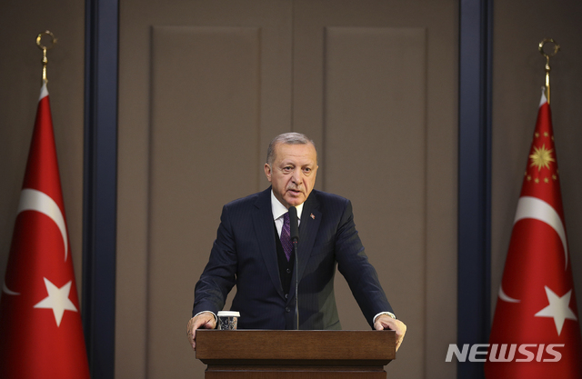 [앙카라=AP/뉴시스] 터키의 레제프 에르도안 대통령이 3일 런던 나토정상회의로 떠나기 전 쿠르드족무장대 관련 '대 나토 강경' 발언을 하고 있다. 2019. 12. 2. 